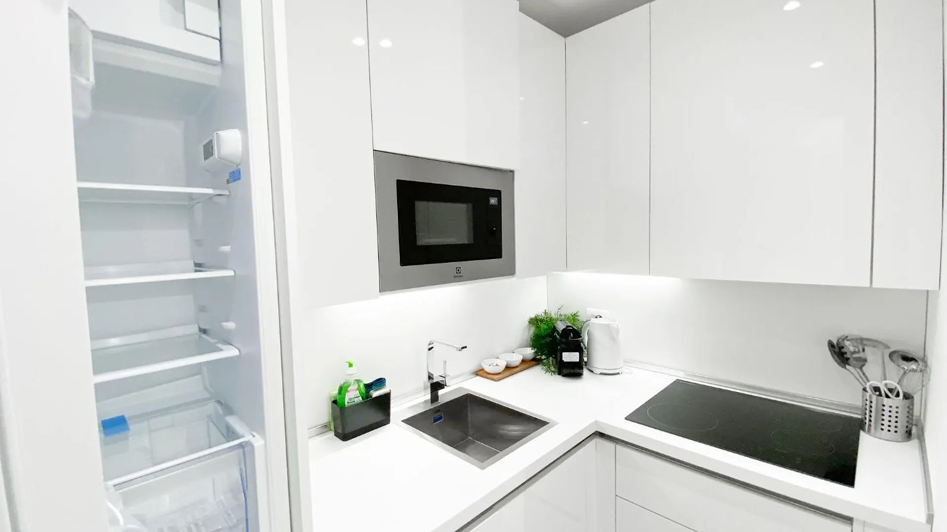 Cardano Suite - 5 Min From Central Station Milan Apartment